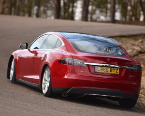 Показали гонку Tesla Model S P90D проти спортивної Alfa Romeo