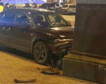 ДТП в центре столицы: авто врезалось в столб после столкновения на дороге