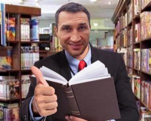 Владимир Кличко стал соавтором книги о Мохаммеде Али