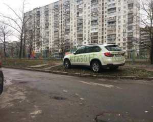 В Киеве обрисовали белоснежную иномарку &quot;героя парковки&quot;