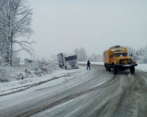 58 автомобілів витягнули з-під снігу