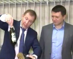 Адвокат Януковича пришел в суд с &quot;коктейлем Молотова&quot;