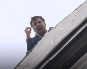 Силовики &quot;черепашкой&quot; выводили Саакашвили с крыши (видео)