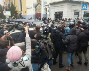 Сторонники Саакашвили поставили на баррикады Mercedes