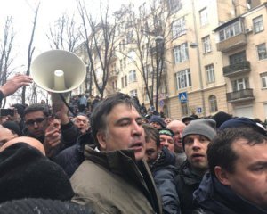 Саакашвили вытащили из автобуса силовиков