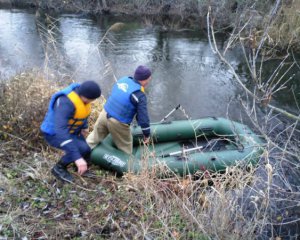 Рятувальники витягли з річки тіло жінки