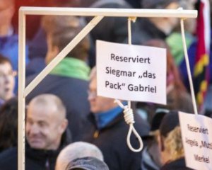 Шибениця для Меркель: суд не заборонив продаж &quot;сувенірів&quot;