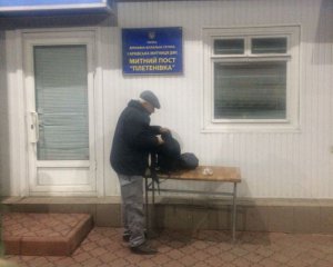 Російський архітектор напав з ножем на працівника української митниці