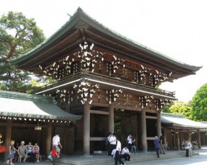 В Токио мужчина с мечом устроил в храме резню