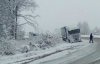 Сильний снігопад та ожеледиця спричинили більше десятка аварій