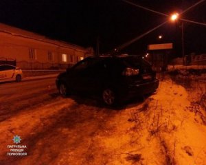 Водій Lexus збив двох людей на зупинці