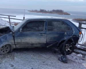 Розбите авто ледь не упало з моста у Дніпро