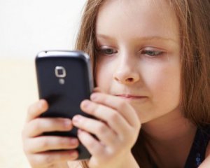 Школьникам запретят пользоваться смартфонами