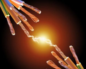 Чоловік убив струмом дружину, намагаючись її реанімувати