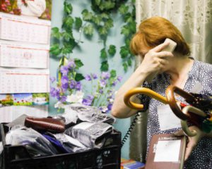 Зубные протезы, утюг и кувалда: что теряют пассажиры столичного метро