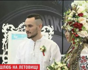 В аэропорту &quot;Борисполь&quot; женили первую пару молодоженов