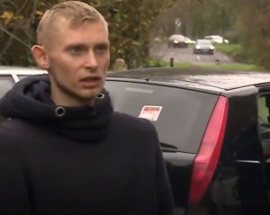 Прихований безхатько: чоловік півроку мешкає в автівці