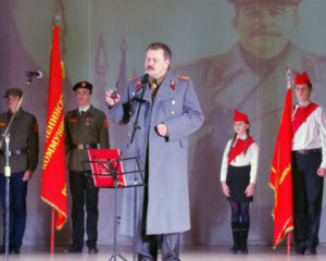 &quot;Верните Сталина&quot;: коммунисты спели оду советскому вождю