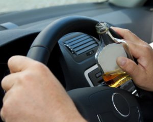 Алкоголь за кермом: скільки водієві можна випити спиртного