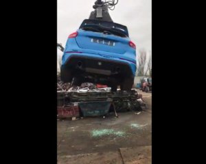 Показали, как уничтожают почти новый Ford Focus RS
