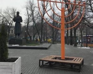 В Киеве вандалы облили кровью монумент в честь Хануки