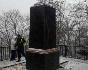 Вандалы украли памятник Михаилу Коцюбинскому