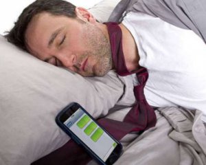 Ученые рассказали можно ли спать рядом со смартфоном