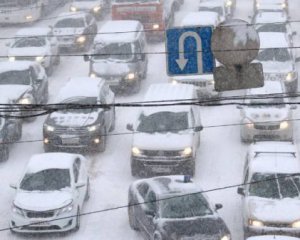 Водителей Киева призывают оставлять машины и ехать общественным транспортом