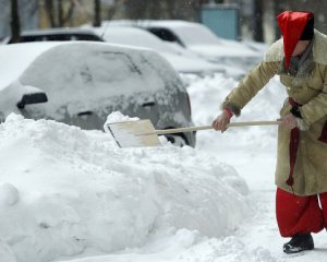 Убирать столицу после снежных завалов помогали 300 военнослужащих