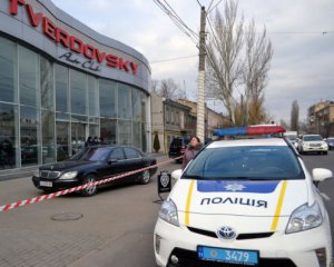 Поліція штурмувала автосалон, який захопили бандити