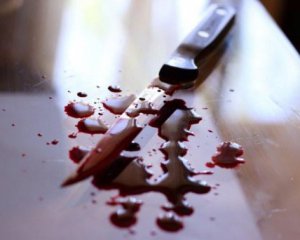 Чоловік вдарив дружину по голові сокирою і скоїв самогубство