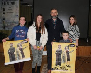 Довелось додавати стільці й показувати "Кіборги" тричі