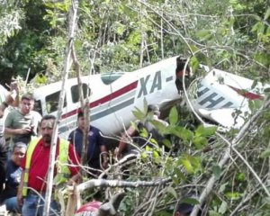 Самолет разломился на две части после падения - пассажиры чудом спаслись