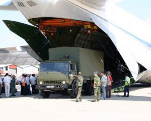 Украинским самолетом перевозят локомотивы, яхты и грузовики