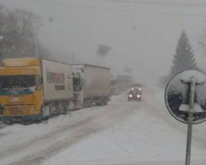 Через сильний снігопад на Закарпатті заблоковані траси і знеструмлені 19 селищ