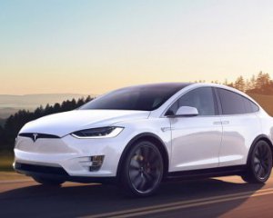 Автомобіль Tesla випробували на лісовому бездоріжжі