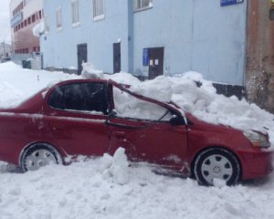 Городские лавины: как снег с крыши на автомобили падает