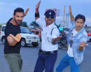 Индийский коп танцем регулирует дорожный трафик - смешное видео
