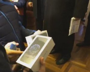 &quot;Круто?&quot; - Порошенко под елку раздал детям новенькие iPhone