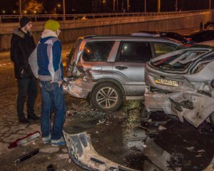 Автомобіль тікав від поліції і розбив шість припаркованих машин