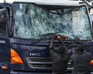 В столкновении автобуса с грузовиком погибли 30 человек