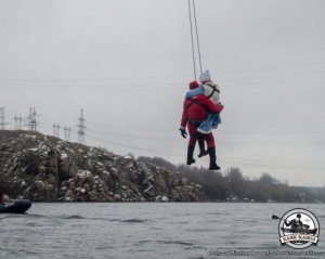 15 Дідів Морозів зістрибнули з мосту