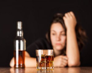 Лікарі розповіли з чим категорично не можна поєднувати алкоголь