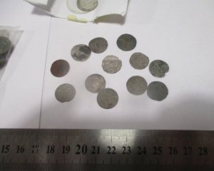 Иностранец пытался в кармане вывезти 123 старинные монеты