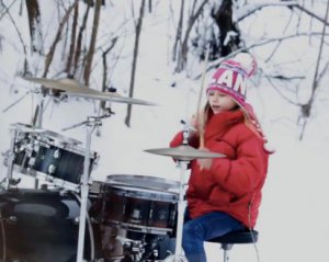 9-летняя украинка поразила сеть игрой на барабанах среди заснеженного леса