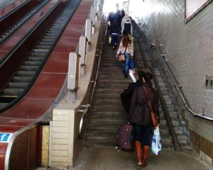 Запрацював ескалатор, який веде до Центрального залізничного вокзалу в Києві