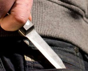 В Киеве мужчина с ножом нападал на школьниц