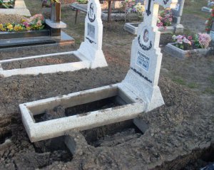 На кладбище массово обвалились могилы