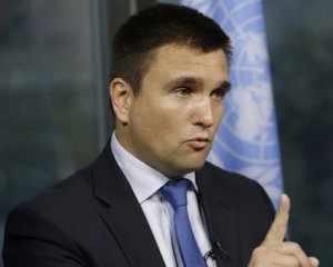 "Ми їх дістанемо" - МЗС пригрозило Volkswagen та Adidas, які працюють у Криму