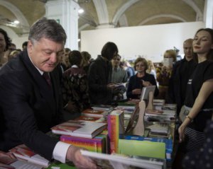 Порошенко поділився книжками, які вразили його 2017 року